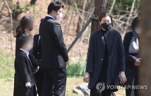 조원태 한진그룹 회장과 조현민 한진 부사장이 8일 오후 경기도 용인시 기흥구 하갈동 소재 선영에서 열린 고(故) 조양호 회장 2주기 추모 행사를 마치고 차량으로 이동하고 있다. <연합뉴스>